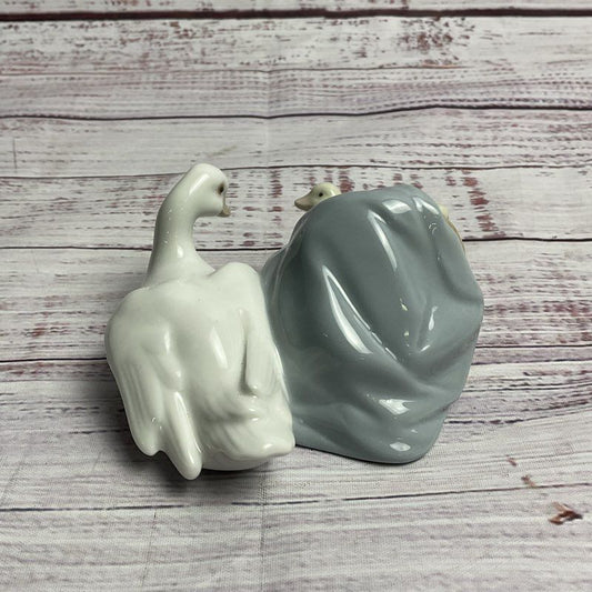 Lladro Ducklings In A Basket 3" Porcelain Figurine #4895