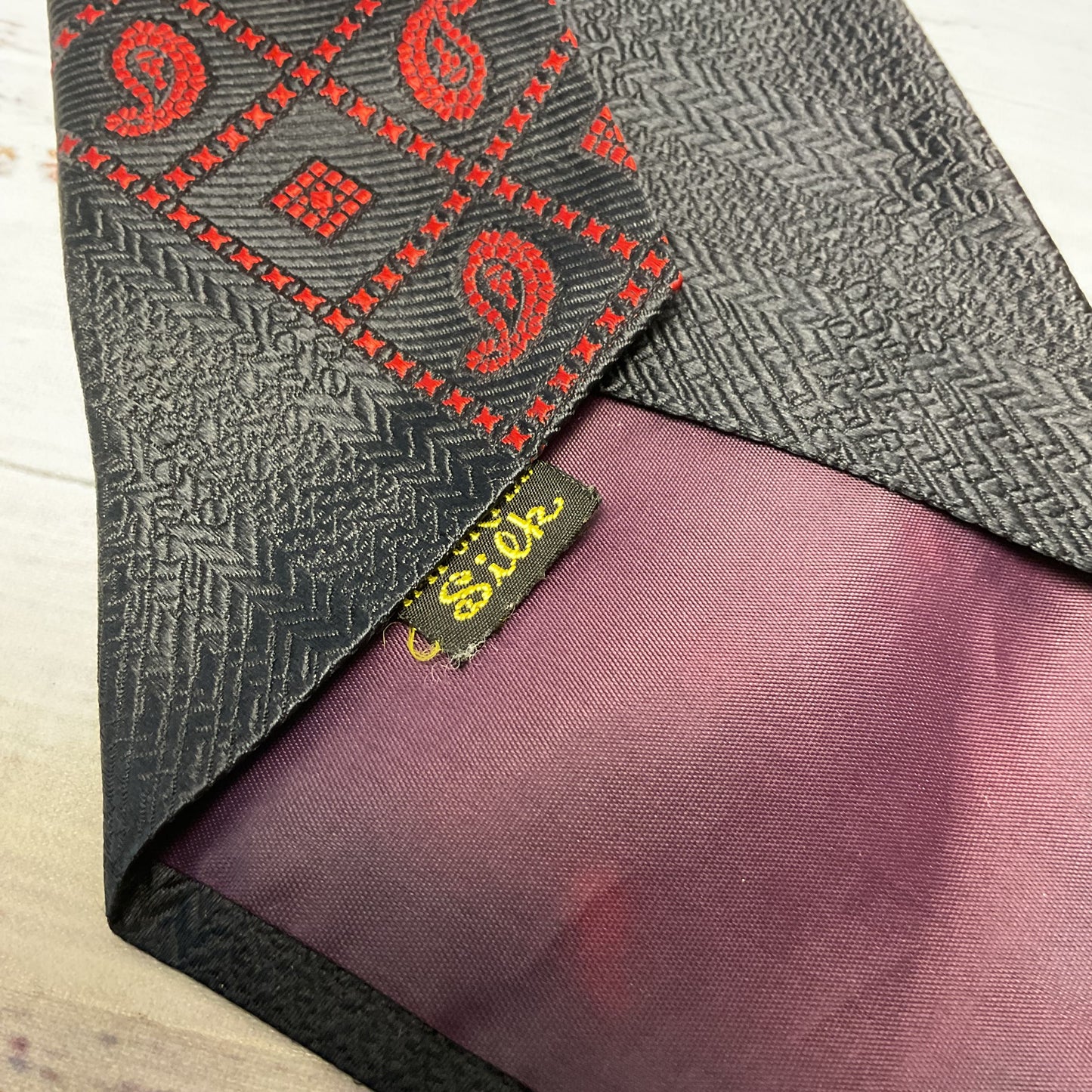 Oscar De La Renta Black Red Paisley Design Imported Silk Neck Tie - Size 54"