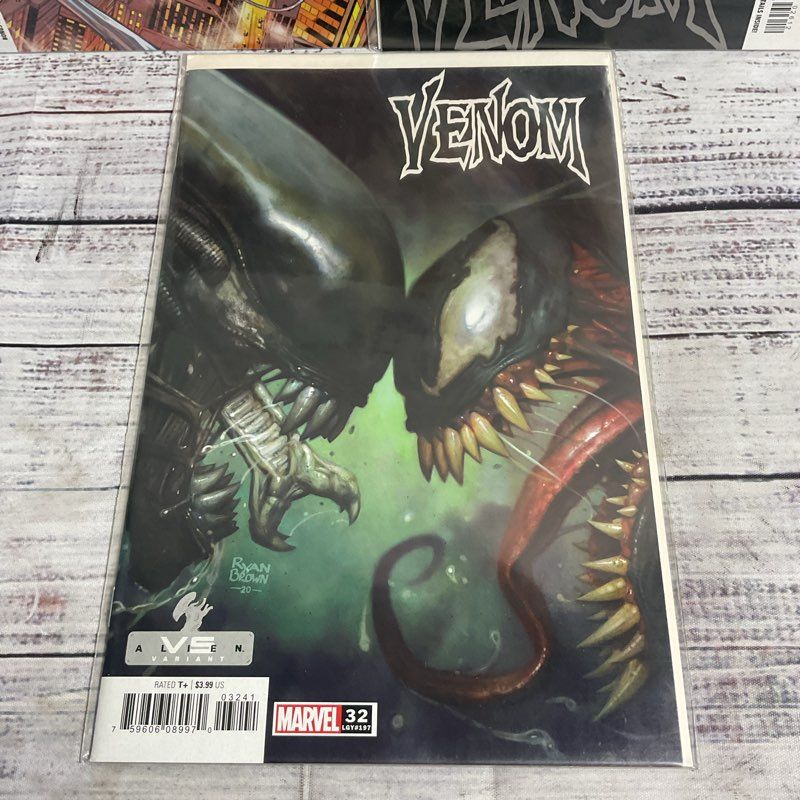Lot Of 3 Venom Comics 26 (2 Variants) And 32 Marvel Ryan Brown Ungraded