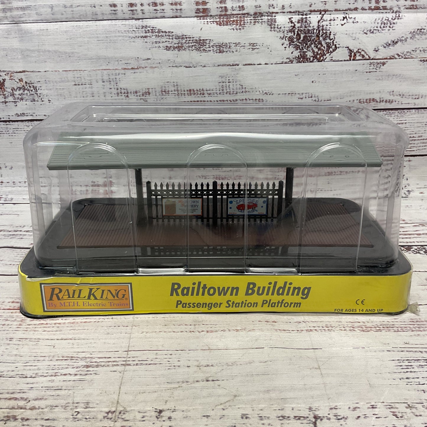 MTH Rail King Passenger Station Platform Gray Roof Brown Base Lights