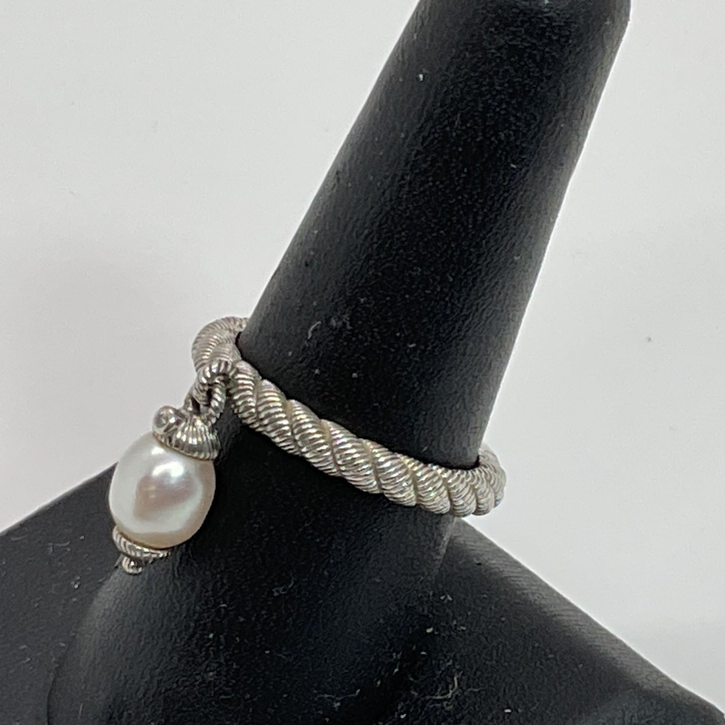 JUDITH RIPKA Sterling Silver Rope Band Pearl Dangle Charm SZ 8 Ring- 4.14g
