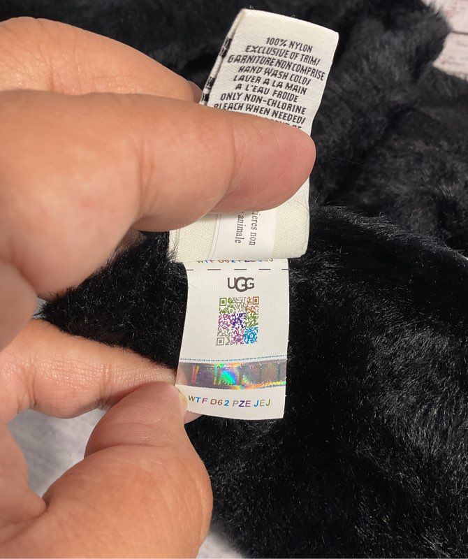 NWT UGG Women's Plush Knit Black Scarf
