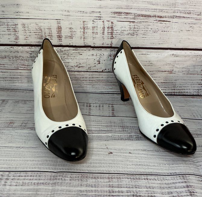 Women's Vtg Salvatore Ferragammo White And Black Spectator Pump Size 8.5 Narrow