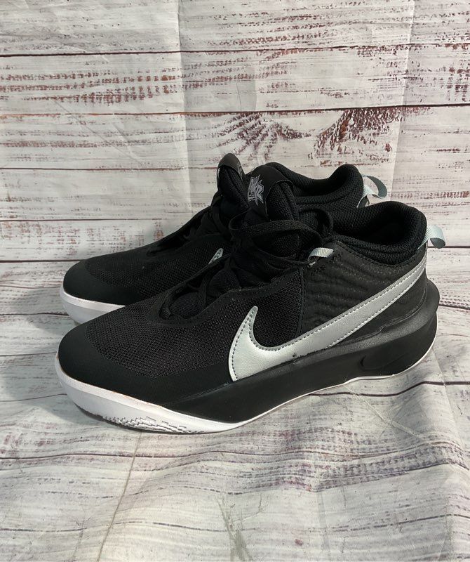 Nike Team Hustle D10 Low Black/Metallic Silver Kids 6Y CW6735 004