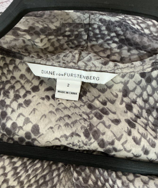 Diane Von Furstenberg Gray Animal Print Silk Blouse with tie scarf Size 2