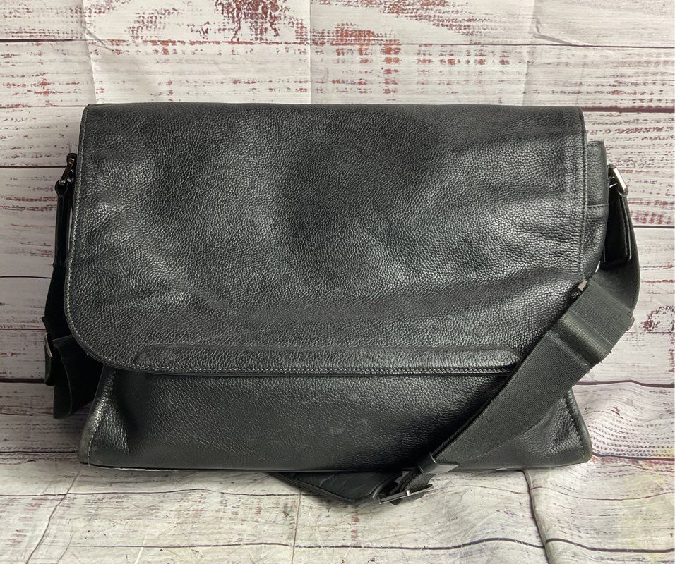 Tumi Pebble Leather Fold Over Crossbody Messenger Bag Black