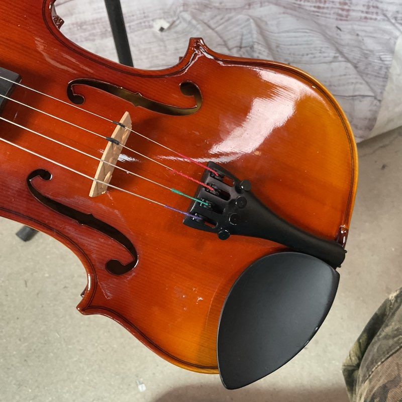 De Villlier VN343 Violin w/ 2 Bows & Accessories in Damaged Blue Case