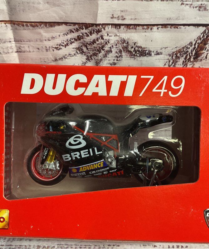 Maisto 1:18 Lorenzo Lanzi Ducati 749 Diecast Motorcycle 31546