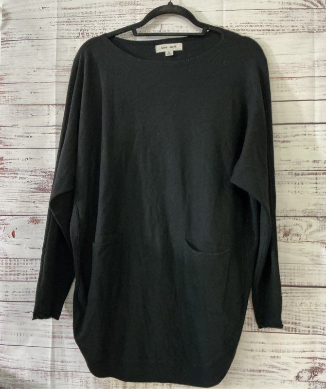 Women's Meo Meli Black Sweater with front pockets and buttons in back Size OS