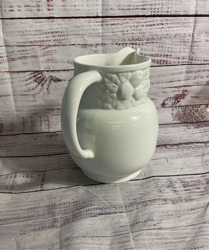 Vintage Este C.e. White Porcelain Pitcher Made In Italy 7.5"