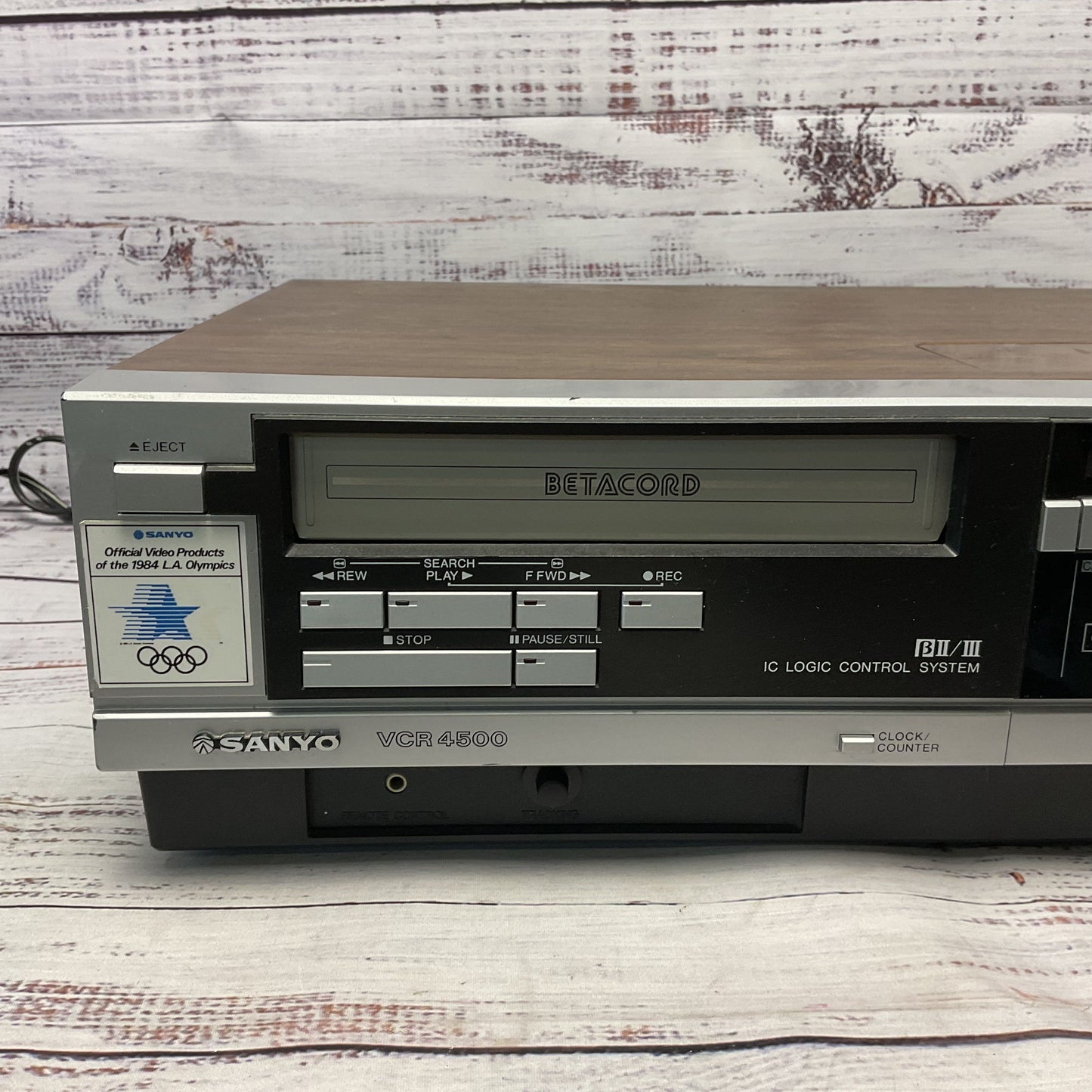 Sanyo VCR 4500 Betacord Video Cassette Recorder Betamax Woodgrain Turns On