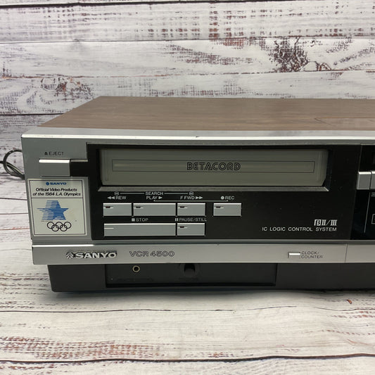 Sanyo VCR 4500 Betacord Video Cassette Recorder Betamax Woodgrain Turns On