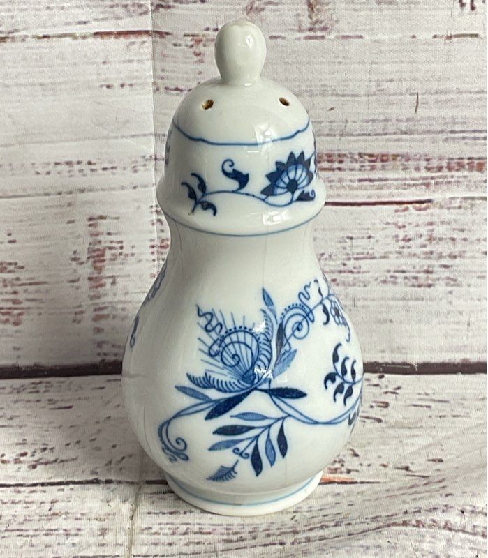 Blue Danube Blue Onion Porcelain Salt & Pepper Shakers Multicolor