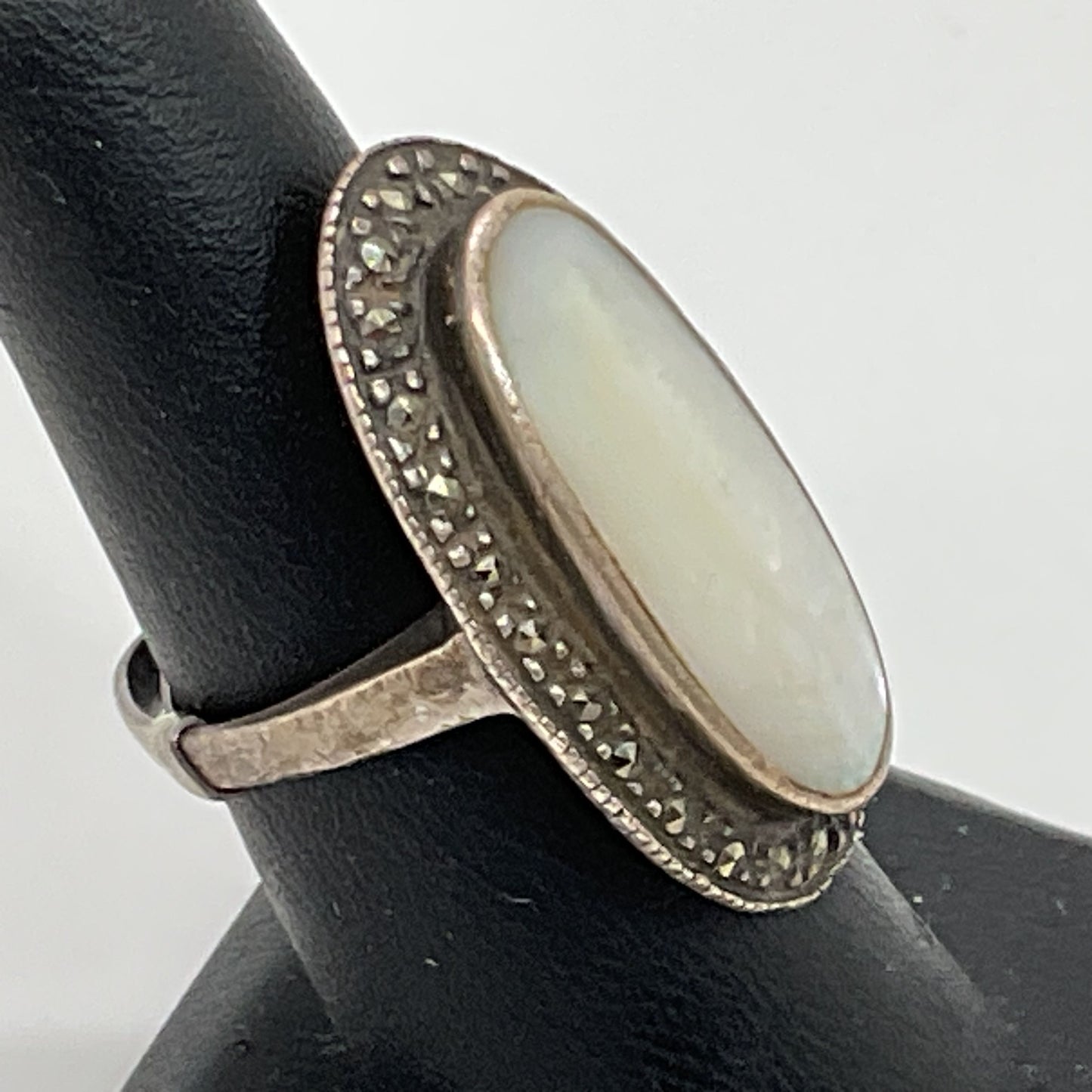 VTG. Sterling Silver Mother of Pearl Marcasite Oblong SZ 6.25 Ring- 8.18g
