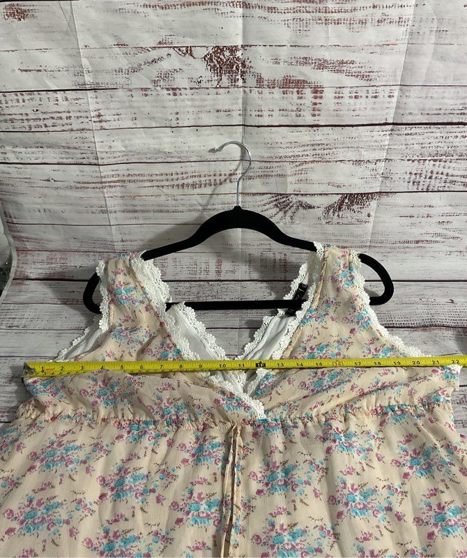 NWT Runway Paris Women's Sleeveless Floral Polyester Blouse Size M/L