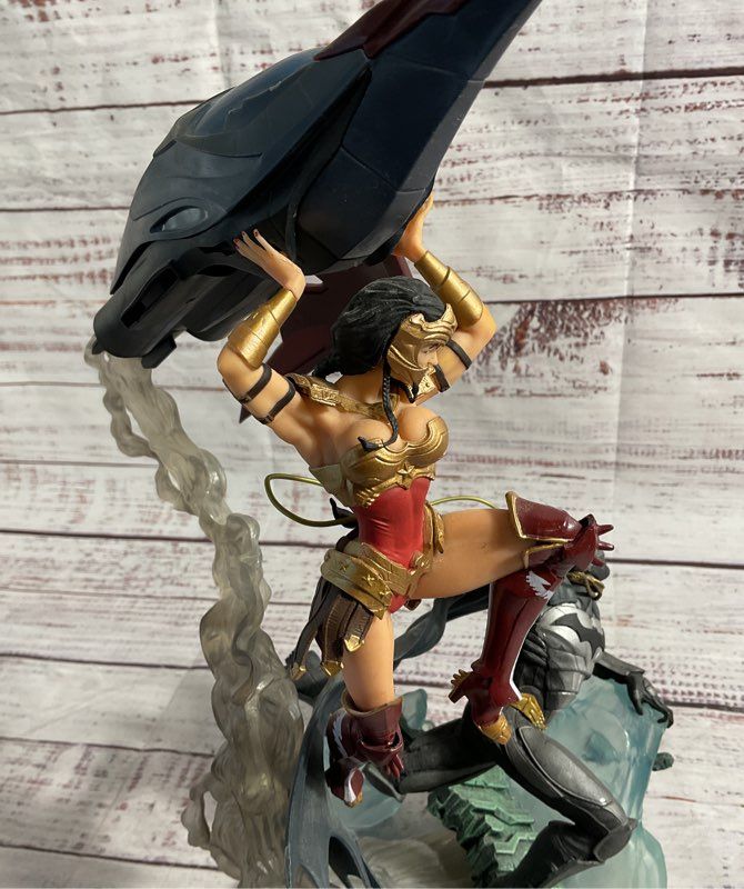 Injustice: Gods Among Us Collector's Edition PS3 Batman Wonder Woman PVC Statue