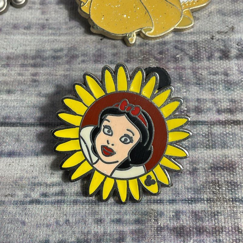 Set Of 4 Disney Snow White Collectible Pins Filigree Sparkle Hidden Mickey