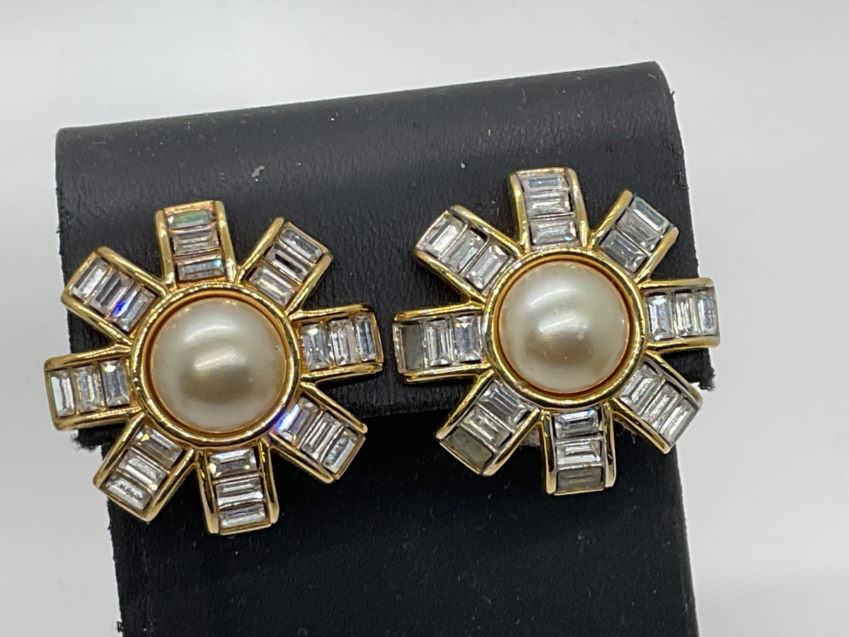 VTG. 70's Swarovski America Ltd. S.A.L. Gold Tone Swarovski Crystal Earrings- 1"