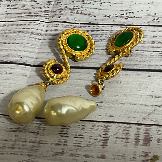 VTG. DEANNA HAMRO Gold Tone Gripoix Faux Pearl Drop Earrings- 4.25"