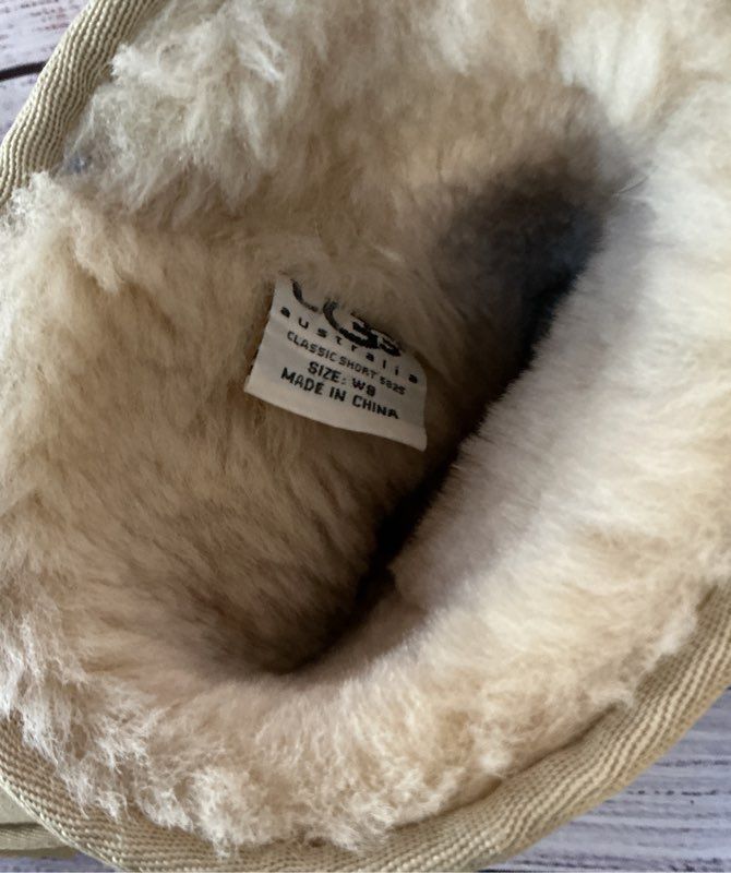 Women's Classic UGG Boots w/ Sheepskin Lining Size 9