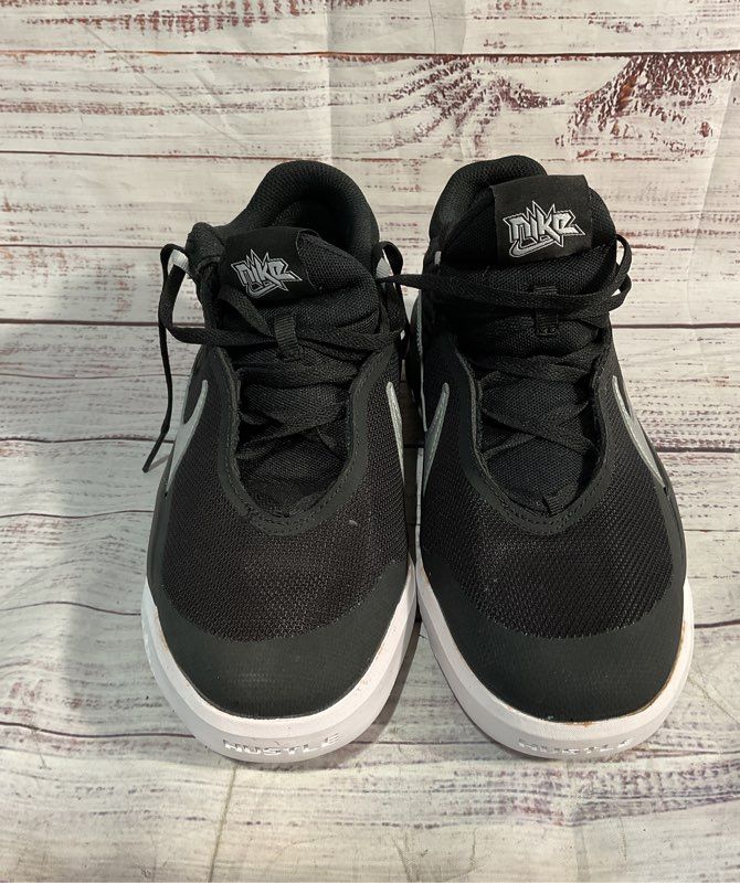 Nike Team Hustle D10 Low Black/Metallic Silver Kids 6Y CW6735 004