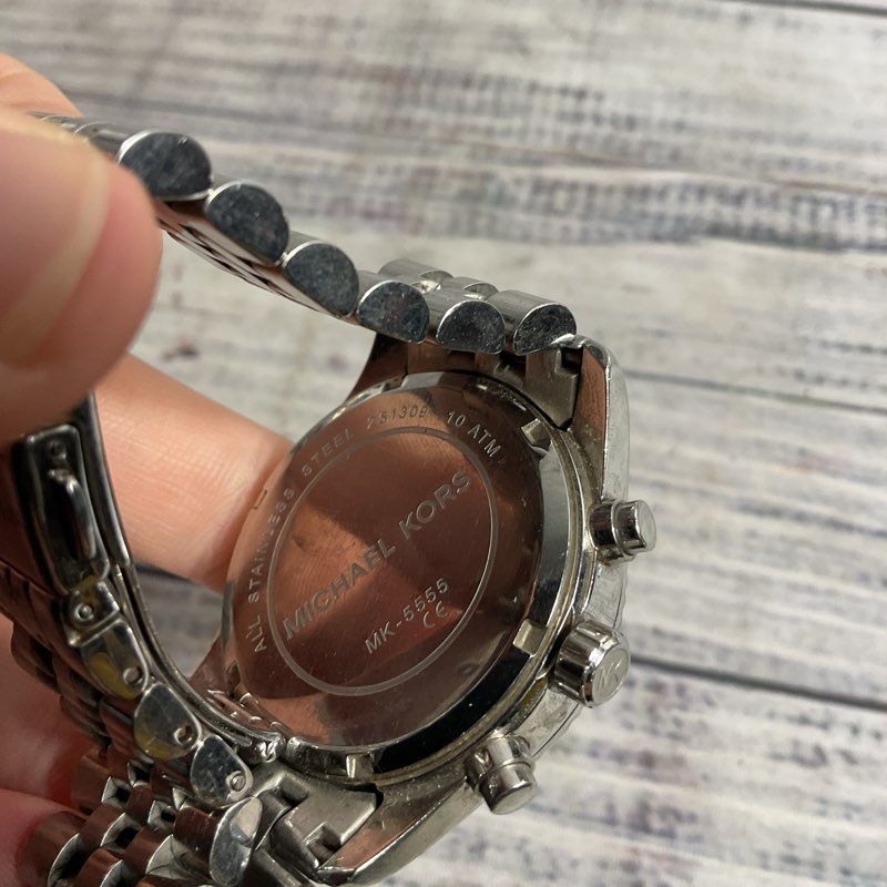 Michael Kors 5555 Silver Tone Wrist Watch - Size 40mm *FOR PARTS/REPAIR*