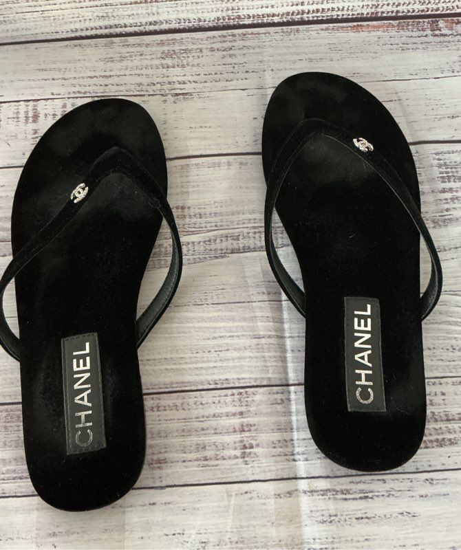 Women's Chanel 24S velvet crystal CC logo thong sandals Size 39C US 8.5 Wide