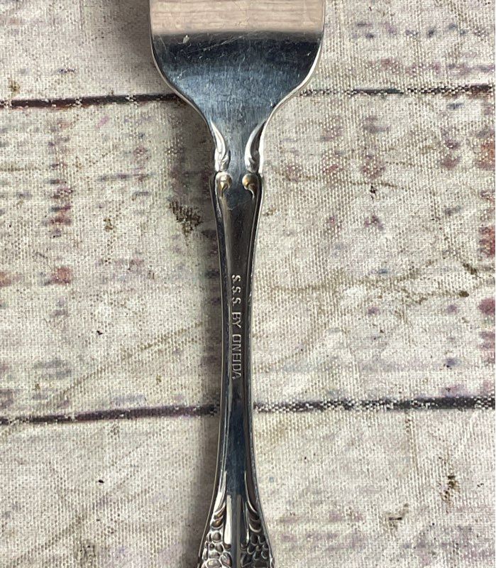 Onedia Vintage Set of 8 Renoir Pembrooke Salad Forks Stainless Steel