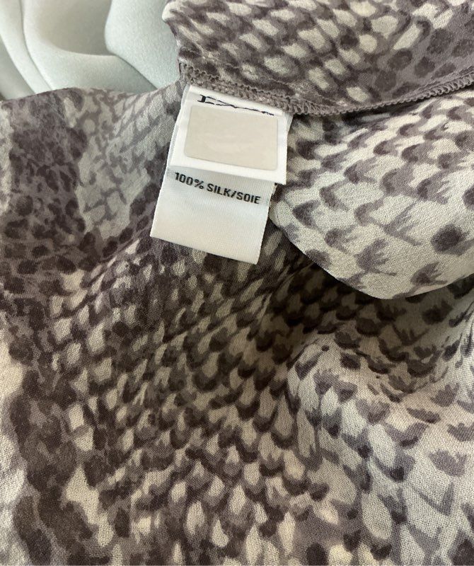 Diane Von Furstenberg Gray Animal Print Silk Blouse with tie scarf Size 2