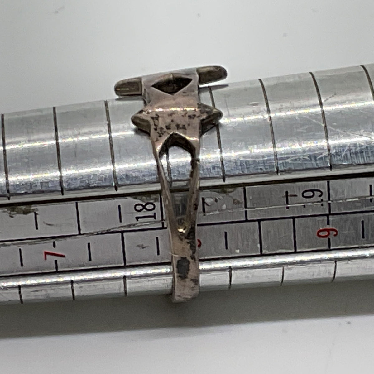 VTG. Sterling Silver 3 Star Detail SZ 8 Ring- 2.46g