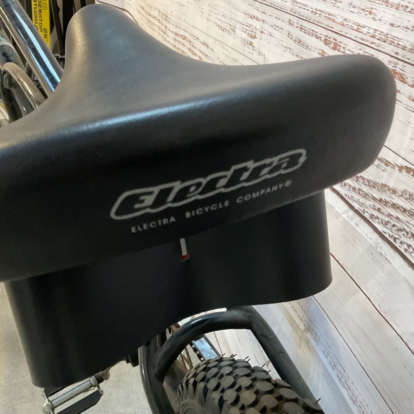 ELECTRA Alias Cruiser-1 Beach Cruiser Bike- 26 (WHEELS ARE FLAT)