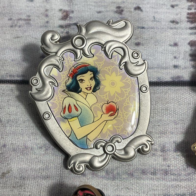 Set Of 4 Disney Snow White Collectible Pins Filigree Sparkle Hidden Mickey