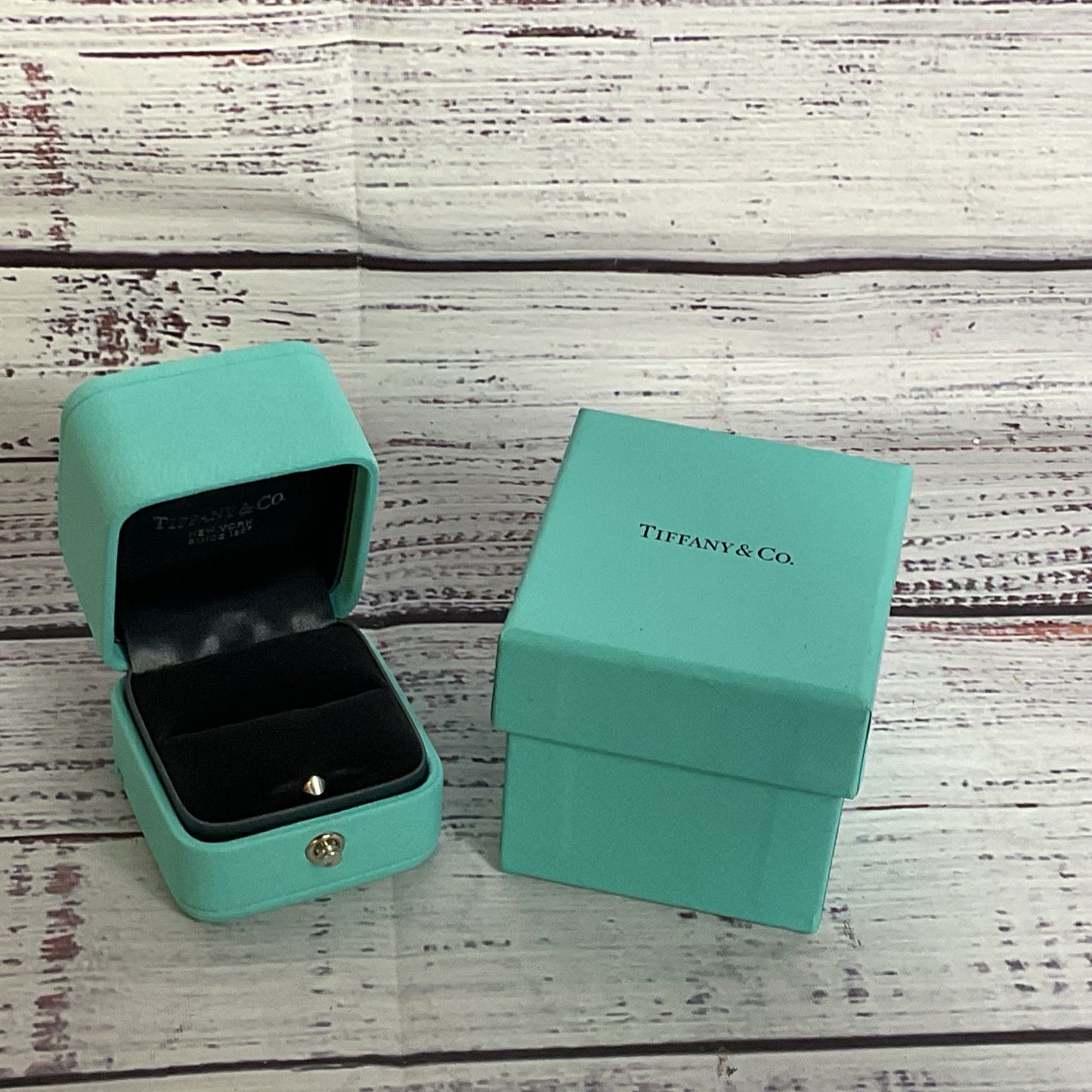TIFFANY & CO. Tiffany Blue Ring Case and Box