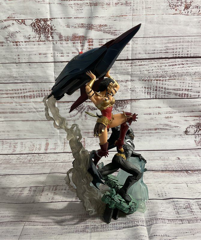 Injustice: Gods Among Us Collector's Edition PS3 Batman Wonder Woman PVC Statue