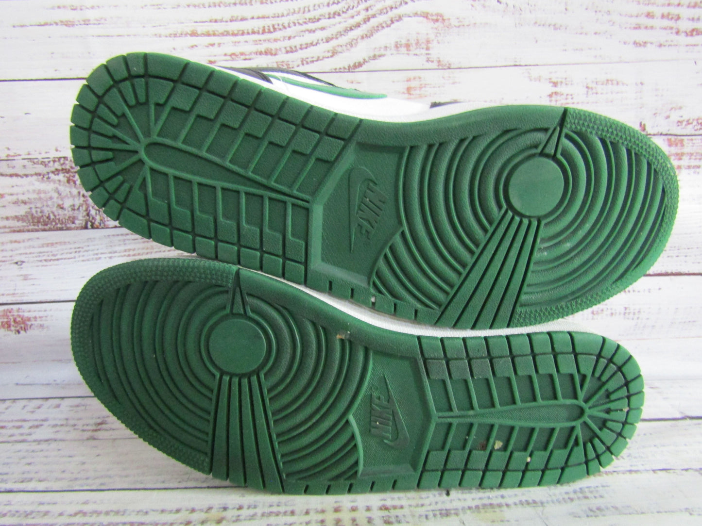 Nike Air Jordan 1 Pine Green Mid-Top Sneakers Size 9.5 554724-067