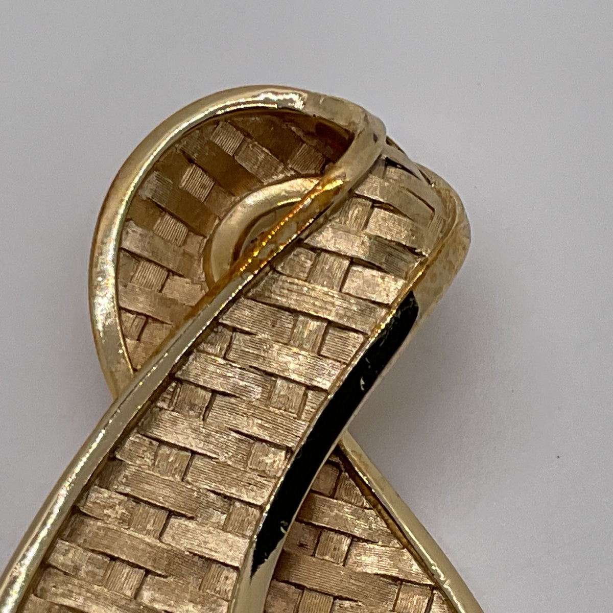 VTG. Crown TRIFARI Gold Tone Basketweave 2.75" Brooch