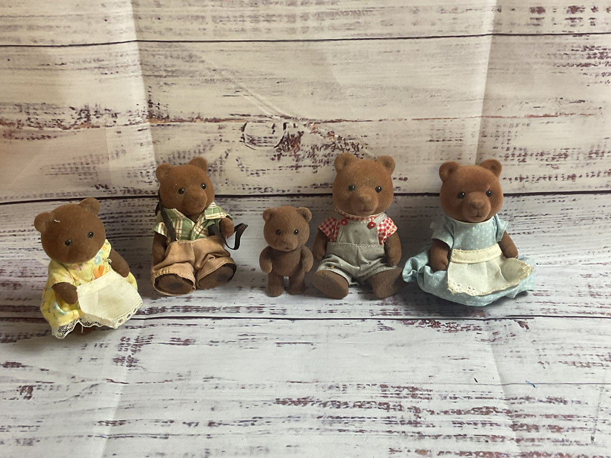 Calico Critters Lot Of Assorted Critters And Clothes