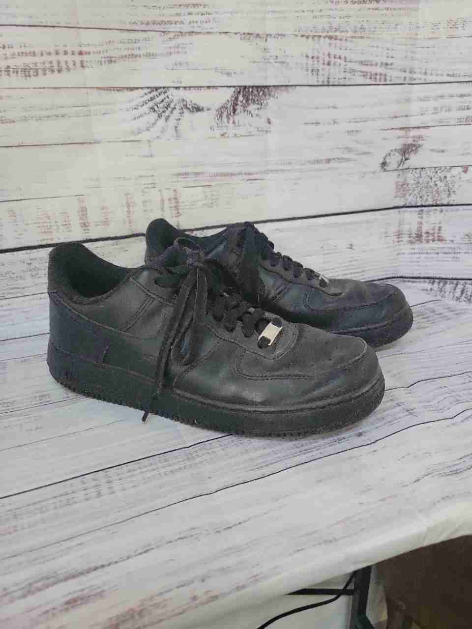 Men's Nike Air Force 1 Black Sneaker Size 9.5