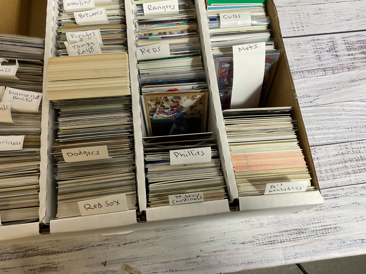 LOT OF 900+ MLB Baseball Cards