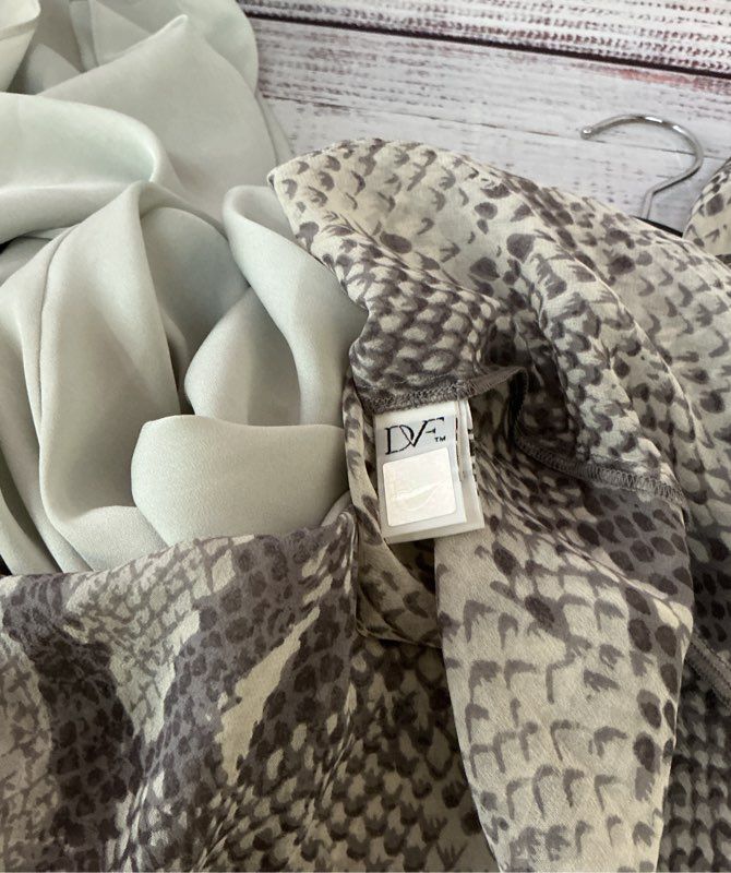 Diane Von Furstenberg Gray Animal Print Silk Blouse with tie scarf Size 2