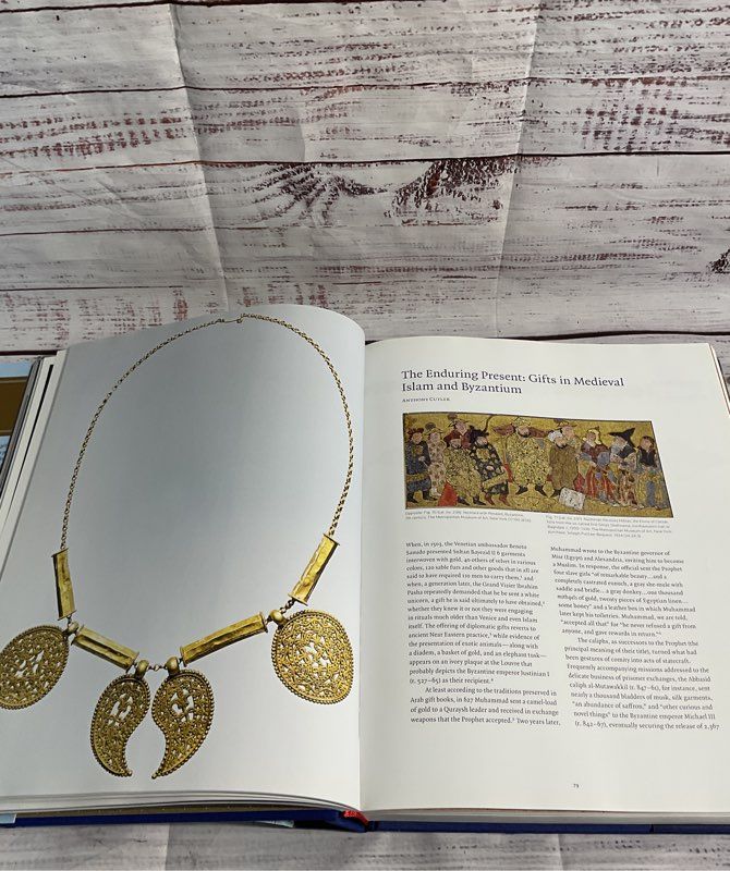 Gifts Of The Sultan: The Arts Of Giving At The Islamic Courts Hardcover