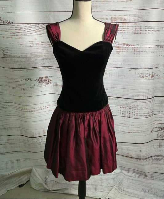 Women's Vintage Made in Paris 2 pc velvet top w/satin skirt Size 38/XS